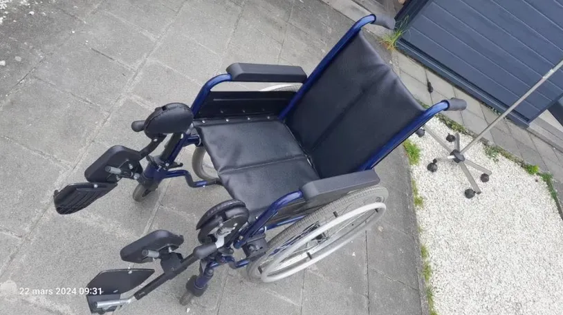 Chaise roulante pour enfant